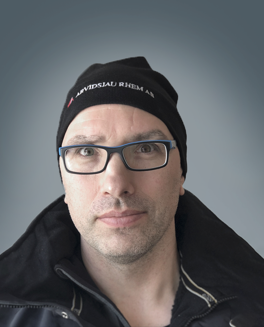Man i 40 års åldern ler mot kamera