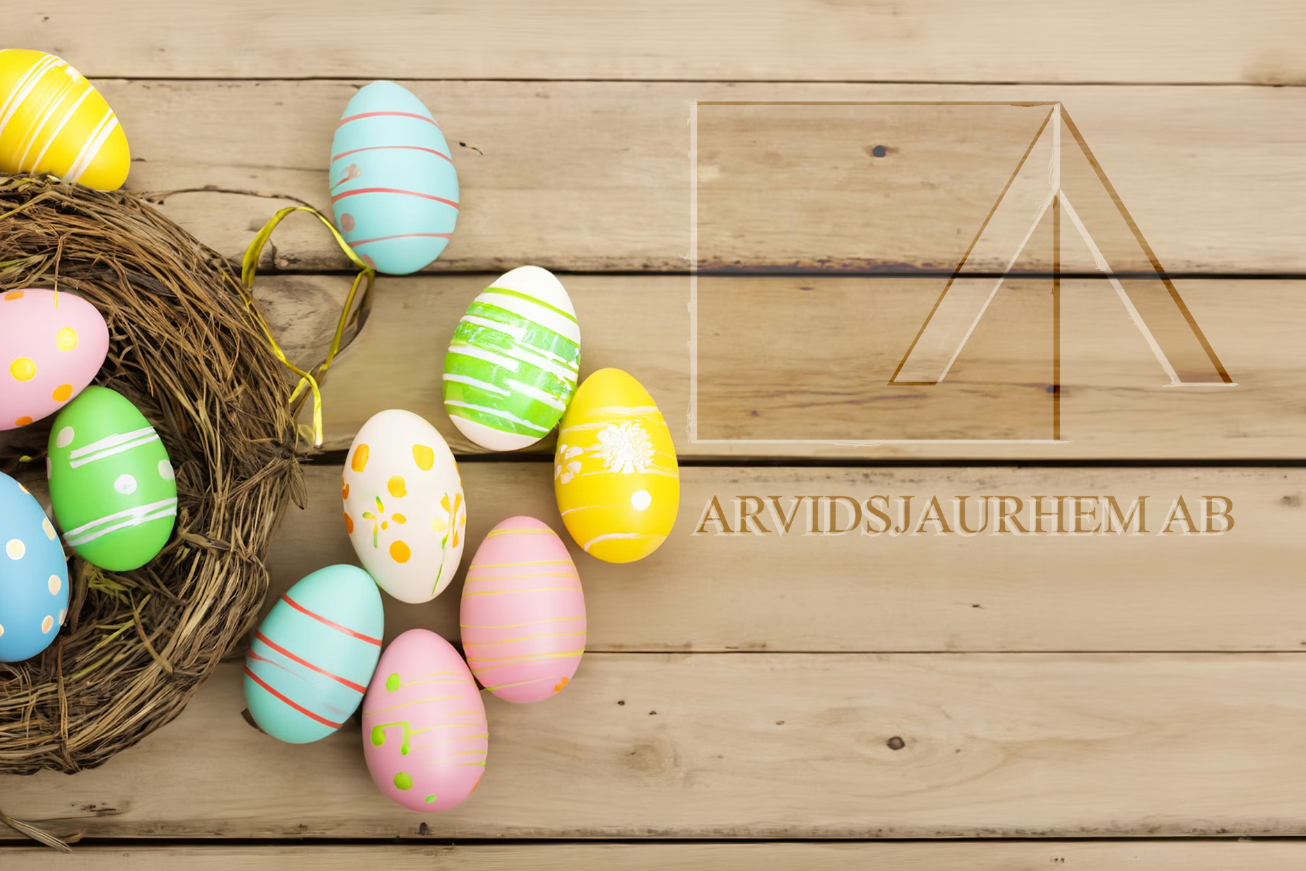 Påskägg i flera färger på en bänk märkt Arvidsjaurhem