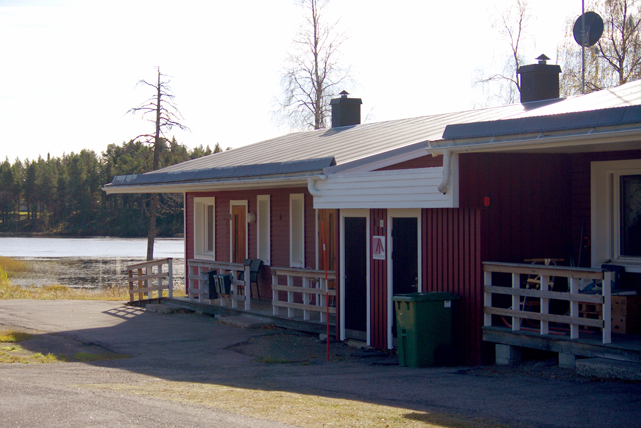 Fastighet i Moskosel, länga, röd i trä, egna ingångar, beläget utmed sjö.