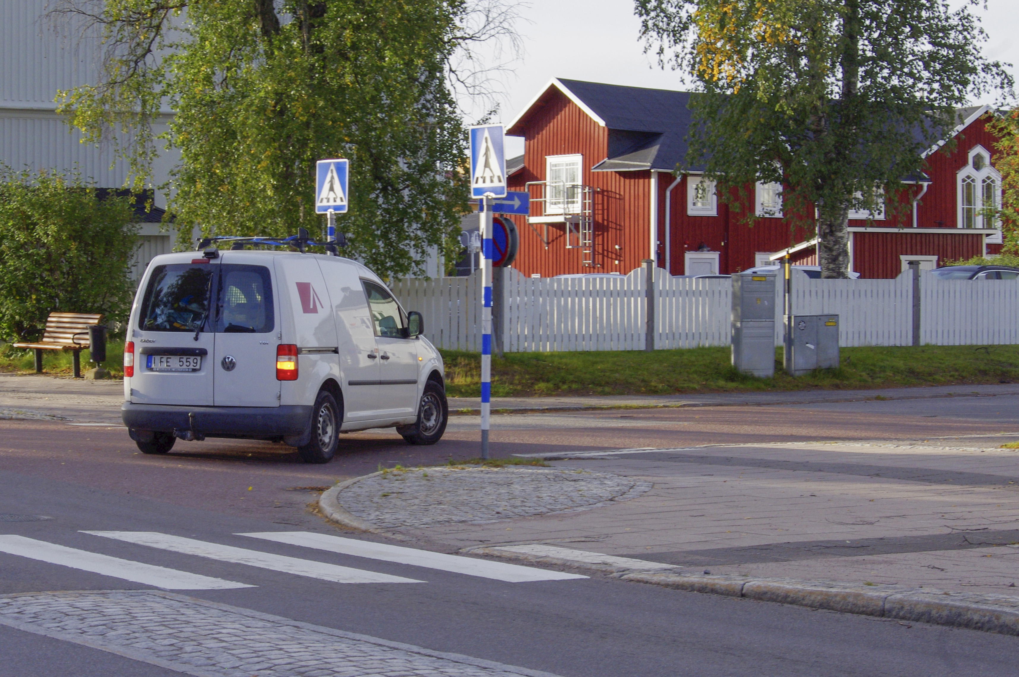 Bil Arvidsjaurhem svänger upp mot kontoret