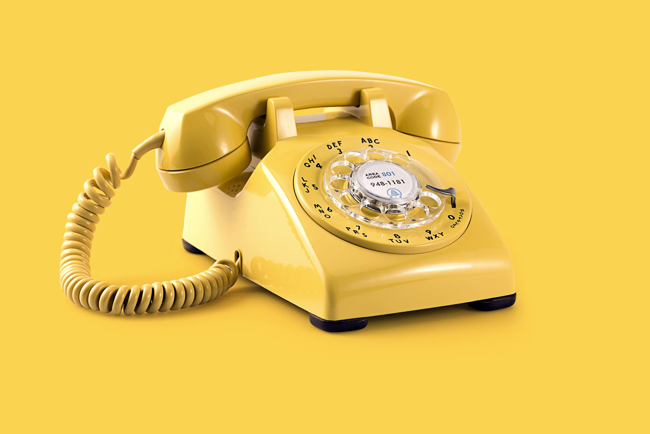 Gul bakgrund med gul retro telefon