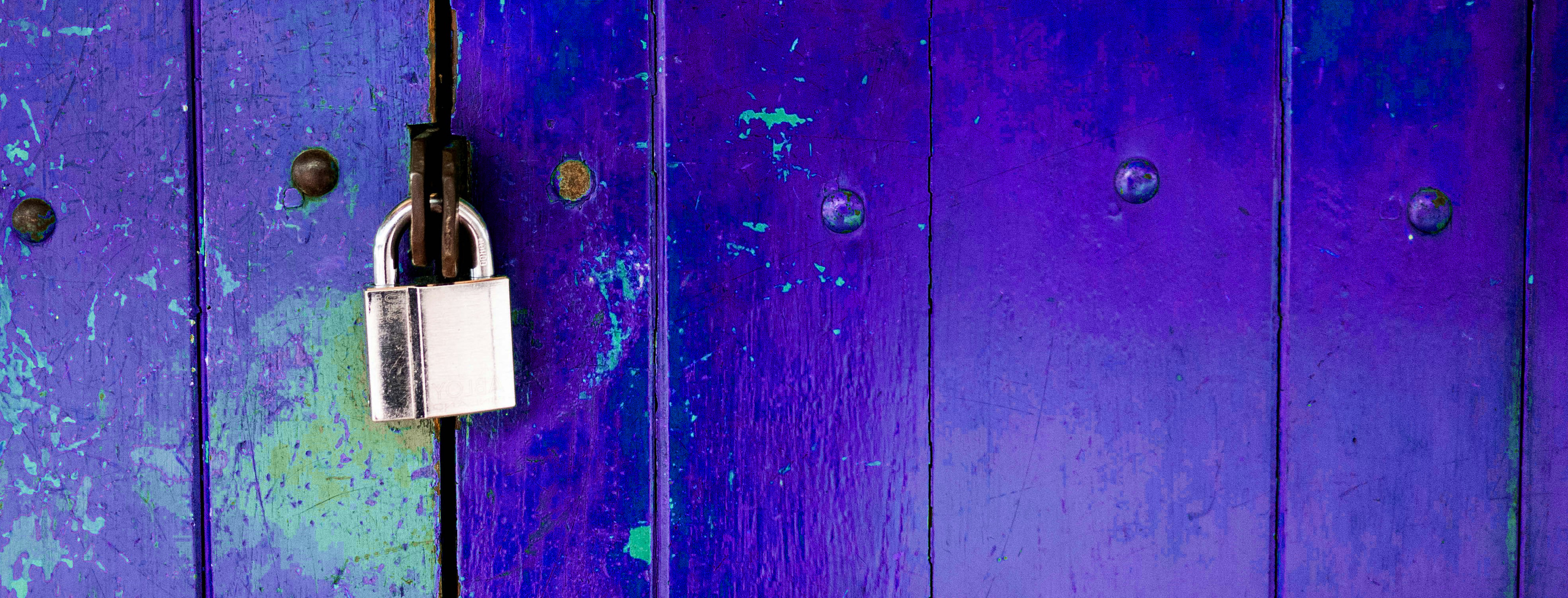 gammal kraftig dörr med hänglås på