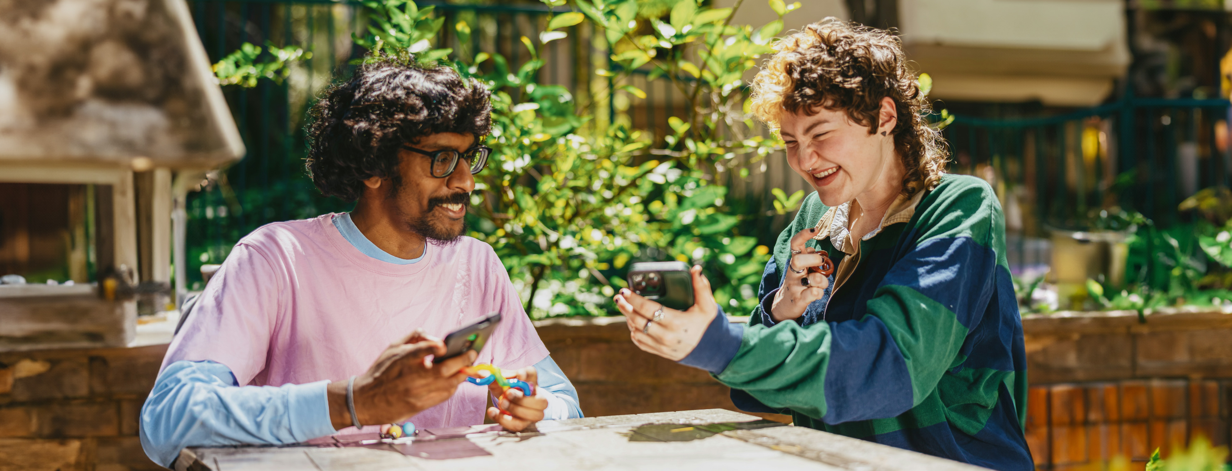 man och kvinna ler och skrattar tillsammans